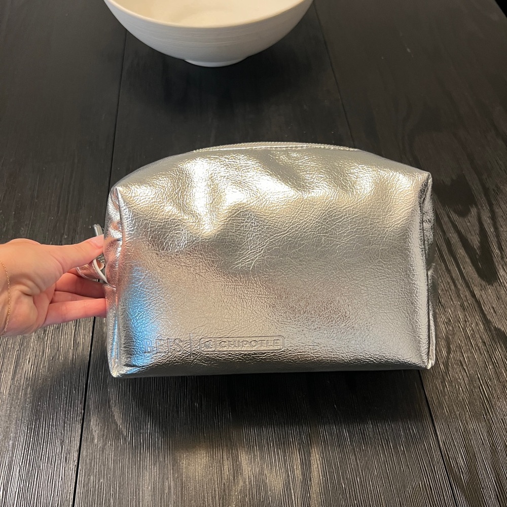 BÉIS x Chipotle The Burrito Pouch Set
in Foil - Picture 10 of 10